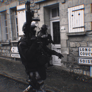 扒开她粉嫩的小缝尿进去微博
